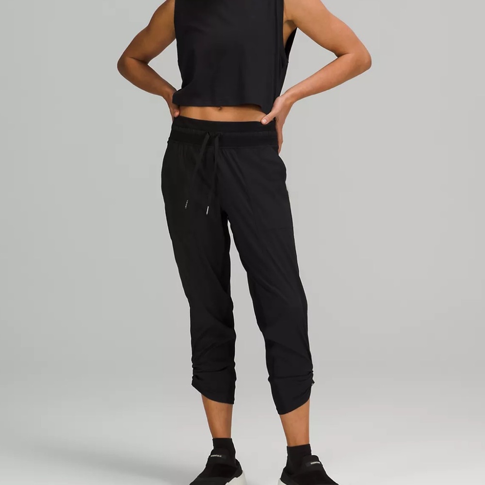 Lululemon NWOT Studio crop pants